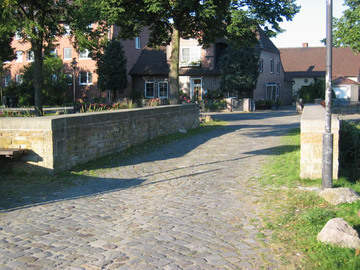 Brücke auf Zufahrt zum Parkplatz